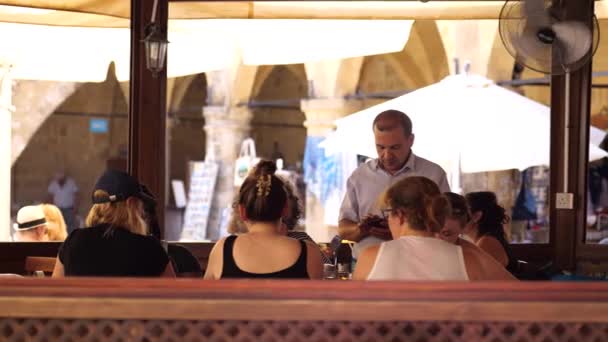 Waiter Taking Orders Group Sitting Table Restaurant Nicosia Slow Motion — Wideo stockowe