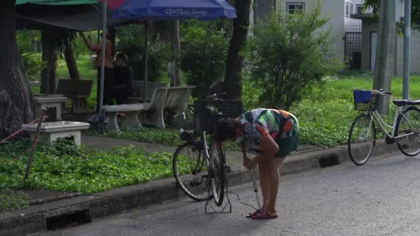 Женщина Прокачивает Велосипедные Шины Парке Лумпини Бангкоке — стоковое видео