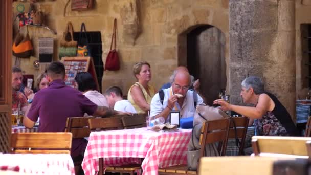 Touristen Beim Dinner Nikosia Mit Vorbeilaufendem Kind Zeitlupe — Stockvideo