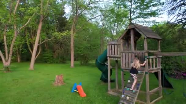 Enfant Jouant Sur Aire Jeux Avec Toboggan Balançoire Sur Pelouse — Video