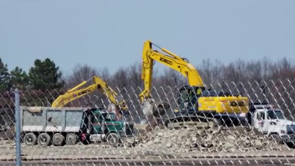 Excavadora Está Cargando Camión Con Tierra Sitio Construcción — Vídeo de stock