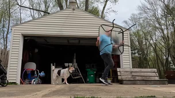 倉庫の掃除だ 雑然としたガレージの倉庫からアイテムを削除する男 — ストック動画