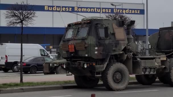 アメリカ軍のタンカーHemttは ポーランドを背景に道路に沿って駐車しました — ストック動画