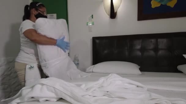 Schoonmaakruimte Voor Hotelkamers Vrouwelijke Meid Brengen Van Nieuwe Handdoeken Het — Stockvideo