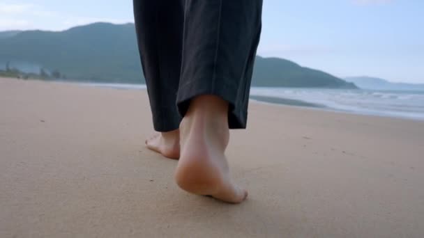 Nahaufnahme Eines Mannes Der Bei Schönem Sonnenschein Strand Spaziert — Stockvideo