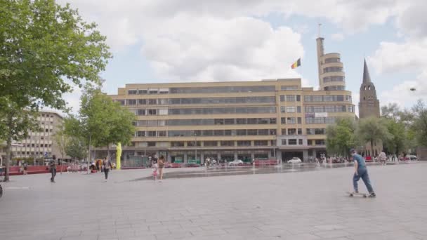 ベルギー ブリュッセルのイクセルのフラギー周辺を夏の日に歩く人々 — ストック動画