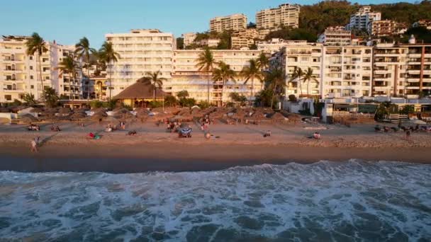 Tropische Mexikanische Strandstadt Bei Sonnenuntergang Mit Touristen Puerto Vallarta Mexiko — Stockvideo