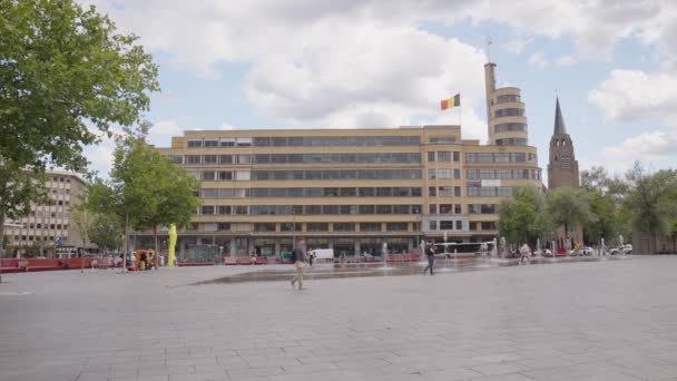 Бельгийский Флаг Размахивающий Крыше Здания Flagey Вместе Скейтербоем Икселе Брюссель — стоковое видео