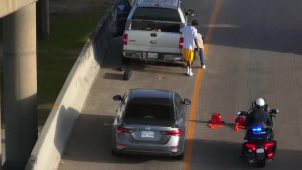 Hombres Afroamericanos Cambian Neumático Camioneta Ford Largo Carretera Ocupada Policía — Vídeos de Stock