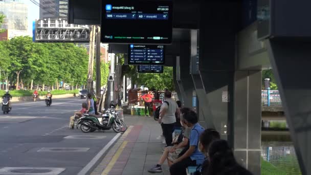 Ludzie Czekają Autobus Przed Lumpini Park Centrum Bangkoku Znaki Elektroniczne — Wideo stockowe