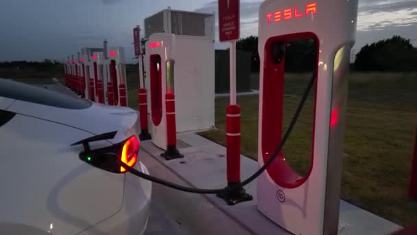 Tesla Szupertöltő Sor Modell Elektromos Autó Újratöltése Akkumulátor Este Sötét — Stock videók