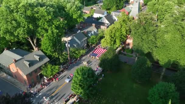 Vlajka Usa Nese Průvodu Svoboda Nezávislost Americké Hodnoty Malém Městě — Stock video