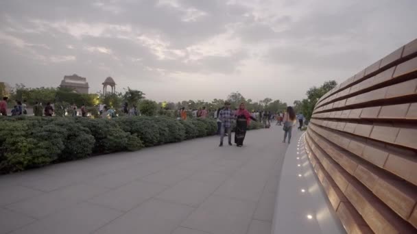 Persone Che Camminano Circolo Del Sacrificio Nel National War Memorial — Video Stock