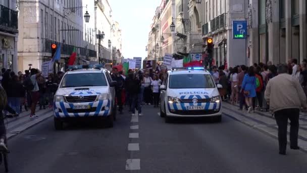 Демонстрации Лиссабоне Время Празднования Апреля Полицейские Машины Перед Митингами — стоковое видео
