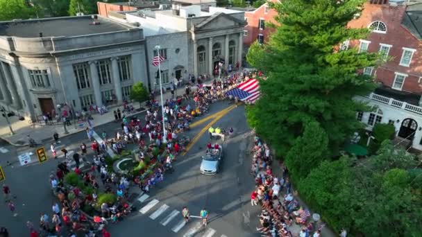 美国国旗在假日游行在美国 小城镇美国主题 空中风景 成群的人庆祝和享受节日 — 图库视频影像