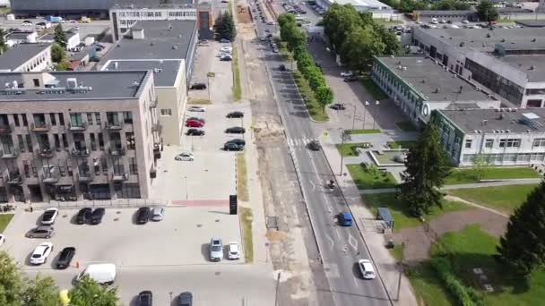 リトアニアのカウナス郊外における道路交通と道路再建の空中写真ドローン撮影 — ストック動画