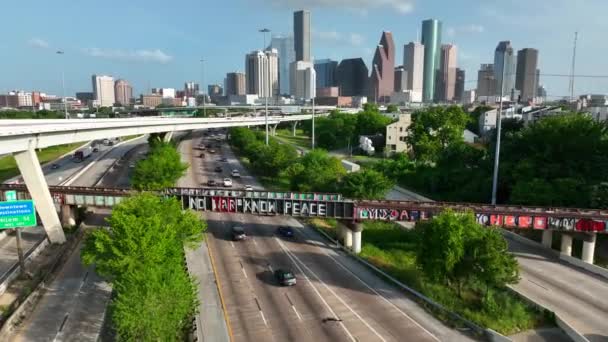 ヒューストンテキサススカイライン 石油とガス 州間を走る車としての石油のテーマ — ストック動画