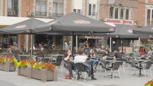 比利时Tournai Vieux March Square Aux Poteries市中心一家酒吧外面喝酒的人 — 图库视频影像