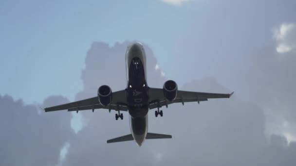 Een Delta Airlines Vliegtuig Passeert Overhead Bij Nadering Van Landing — Stockvideo