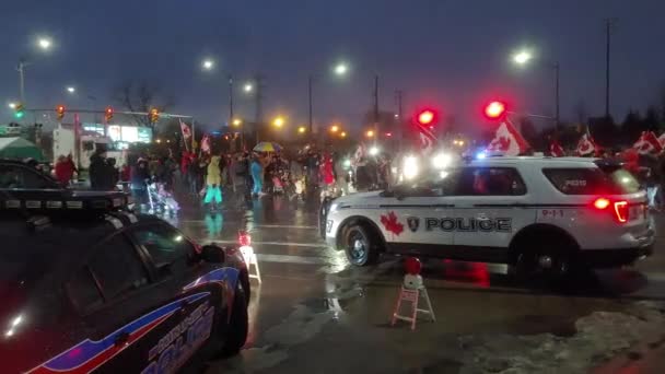 Polizei Sieht Wie Hunderte Freiheitsdemonstranten Durch Eine Kreuzung Marschieren — Stockvideo