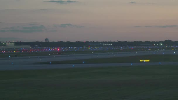 Odrzutowiec American Airlines Zjeżdża Pasa Startowego Lotnisku Chicago Hare — Wideo stockowe