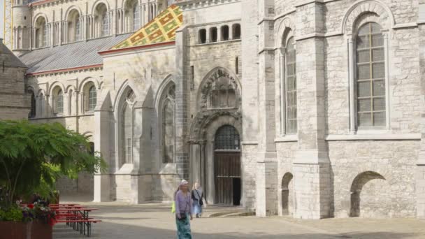 Pessoas Caminhando Lado Renovada Catedral Tournai Nossa Senhora Bélgica — Vídeo de Stock