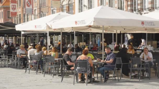 比利时瓦隆市Tournai老城典型的酒吧和餐馆 — 图库视频影像