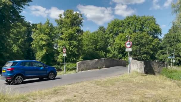 Αυτοκίνητα Περνούν Πάνω Από Τις Μοναχικές Γέφυρες Στο Θέτφορντ Του — Αρχείο Βίντεο
