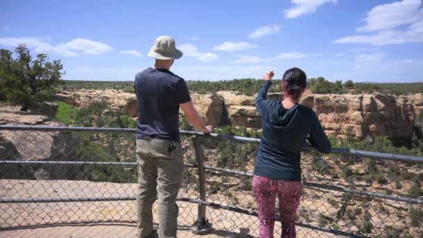Escursionisti Che Guardano Ancestrale Puebloan Scogliere Abitazioni Una Vista Nel — Video Stock