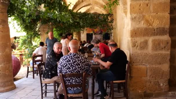 Gente Cenando Aire Libre Patio Nicosia Sartén Cámara Lenta Izquierda — Vídeos de Stock