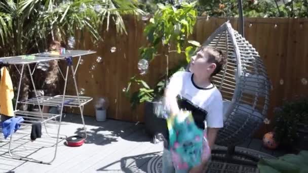 Szczęśliwy Chłopiec Dziecko Bawiące Się Bąbelkami Ogrodzie Nasłonecznionym Tłem Najlepsza — Wideo stockowe