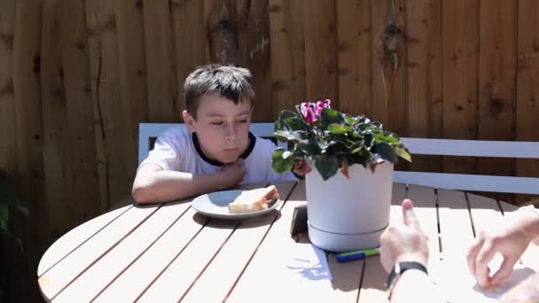 Chlapec Sedí Stolu Zahradní Párty Velké Británii Matka Hraje Dítětem — Stock video