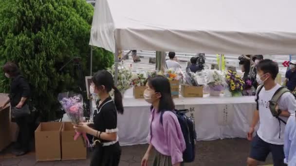 Shinzo Abe Vermoord Nara Japan Memorial Flowers Sterfplaats — Stockvideo