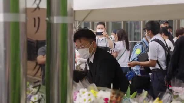 Povo Japonês Traz Flores Depois Shinzo Abe Shot Nara — Vídeo de Stock