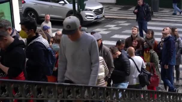 People Queuing Have Access Santa Justa Lift Lisbon Crowded Street — Stockvideo