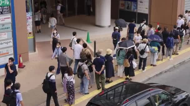 Crowd Japanese People Attending Shinzo Abe Memorial Wraps Building — Stock Video