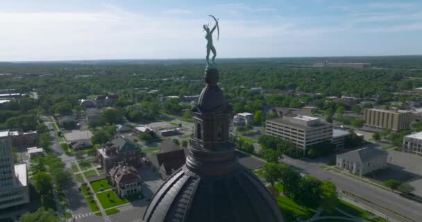 Снимок Беспилотника Здания Капитолия Канзаса Смотрящего Северную Орбиту Посмотреть Запад — стоковое видео