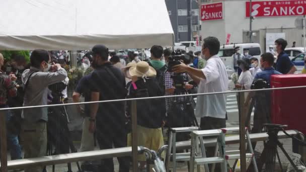 Japanska Nyhetsteam Sätter Upp Intervjua Människor Efter Shinzo Abe Skjuta — Stockvideo