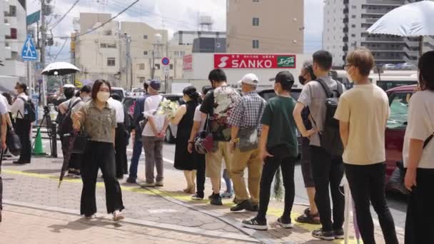 Shinzo Abe Cinayeti Nin Ardından Yüzlerce Japon Tarafından Getirilen Çiçekler — Stok video