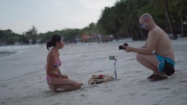 Caucasian Photographer Man Take Pictures Thai Girl Bikini Beach — Stock video