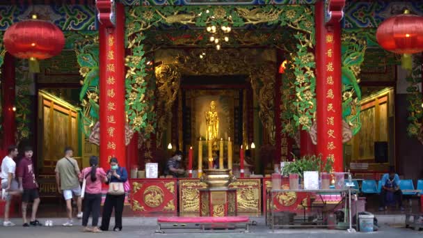 People Temple Exterior Facade Thian Fah Foundation Hospital Chinatown Bangkok — Stok video