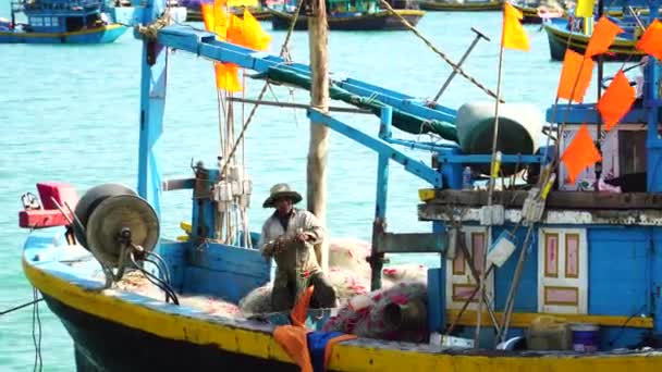 Vietnamese Fisherman Fishing Boat Organising Nets Fishing Static Shot — Wideo stockowe