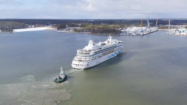 Statek Wycieczkowy Aidavita Przybywa Stoczni Remontowej Turku Brlt Wspomaganej Holownikiem — Wideo stockowe