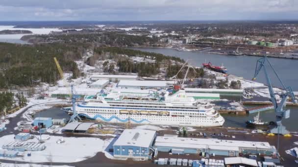 Statek Wycieczkowy Aidavita Manewruje Obok Stoczni Remontowej Turku Brlt Wspomaganej — Wideo stockowe