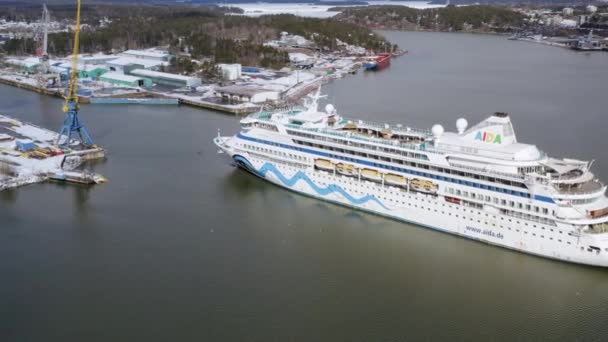 Cruiseschip Aidavita Arriveert Turku Brlt Reparatiewerf Geassisteerd Door Alfons Hkans — Stockvideo