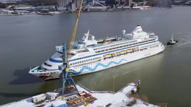 Κρουαζιερόπλοιο Aidavita Φτάνει Στο Ναυπηγείο Επισκευής Turku Brlt Υποβοηθούμενο Από — Αρχείο Βίντεο