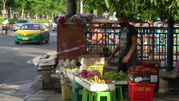Mann Verkauft Früchte Vor Dem Lumpini Park Einem Sonnigen Morgen — Stockvideo