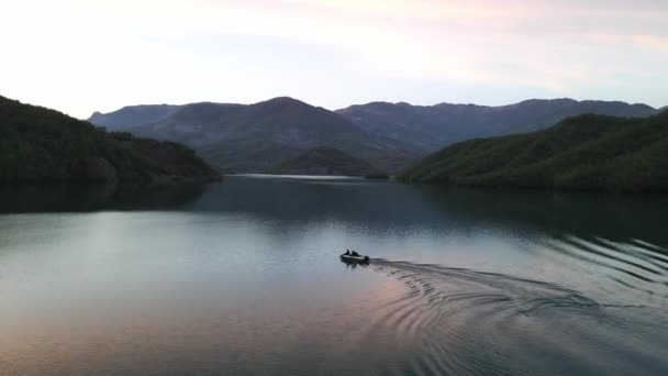 People Boat Lake Bovilla Albania Aerial Drone View — ストック動画