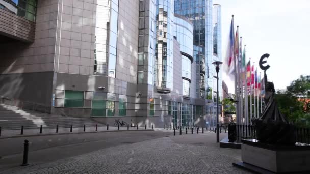 Time Lapse People Passing Statue Holding Euro Symbol Next European — Video Stock