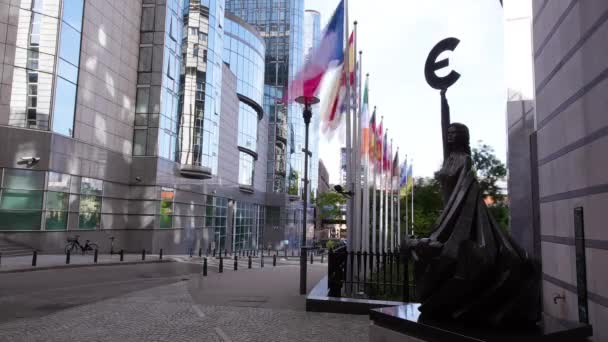 People Walking Next European Parliament Building Woman Statue Holding Euro — Vídeo de Stock